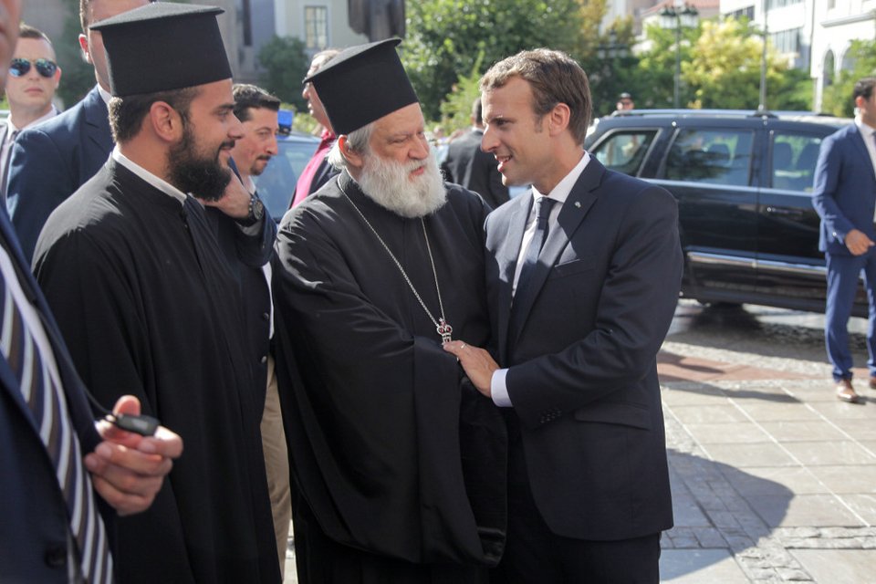 Η ολιγόλεπτη συζήτηση του Μακρόν με τον πατέρα Θωμά Συνοδινό [εικόνες] | iefimerida.gr 0