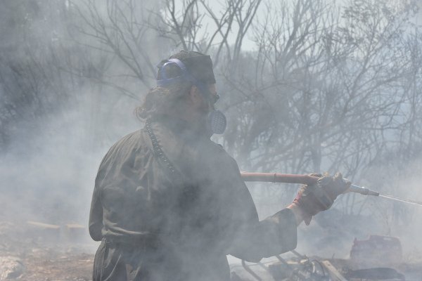 Ενας παπάς πυροσβέστης στην Αργολίδα -Μάχη με τις φλόγες, με ράσο [εικόνες] | iefimerida.gr 0
