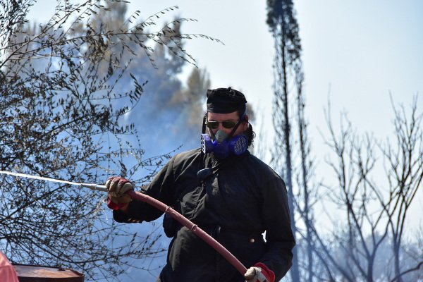 Ενας παπάς πυροσβέστης στην Αργολίδα -Μάχη με τις φλόγες, με ράσο [εικόνες] | iefimerida.gr 1
