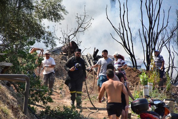 Ενας παπάς πυροσβέστης στην Αργολίδα -Μάχη με τις φλόγες, με ράσο [εικόνες] | iefimerida.gr 2