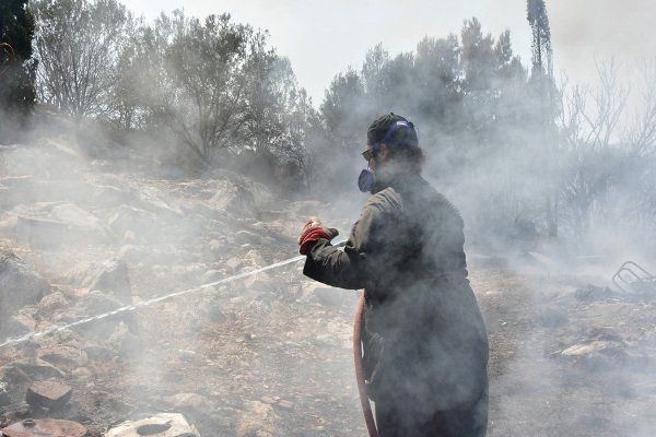Ενας παπάς πυροσβέστης στην Αργολίδα -Μάχη με τις φλόγες, με ράσο [εικόνες] | iefimerida.gr 4
