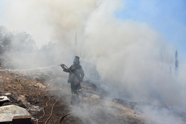 Ενας παπάς πυροσβέστης στην Αργολίδα -Μάχη με τις φλόγες, με ράσο [εικόνες] | iefimerida.gr 5