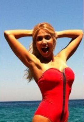 Η Παπαβασιλείου με κόκκινο ολόσωμο στην Σύρο [εικόνα] | iefimerida.gr 0