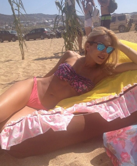 Η Ελενα Παπαβασιλείου ανέβασε τη θερμοκρασία -Η φωτογραφία με το μαγιό από παραλία της Μυκόνου [εικόνα] | iefimerida.gr 0