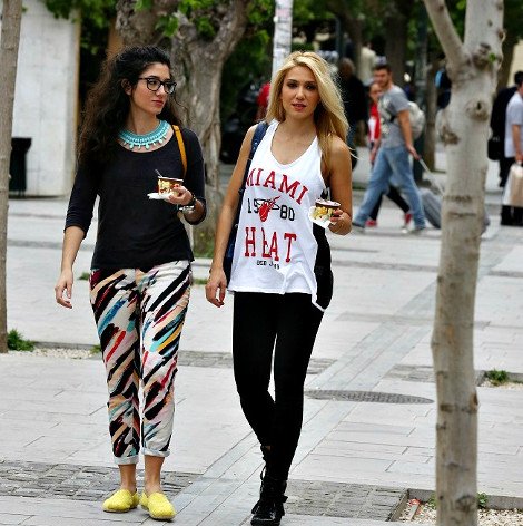 O περίπατος στο κέντρο που τρέλανε κόσμο -Η ξανθιά Ελενα Παπαβασιλείου με την μελαχρινή αδελφή της [εικόνες] | iefimerida.gr 0