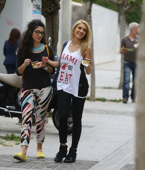 O περίπατος στο κέντρο που τρέλανε κόσμο -Η ξανθιά Ελενα Παπαβασιλείου με την μελαχρινή αδελφή της [εικόνες] | iefimerida.gr 2