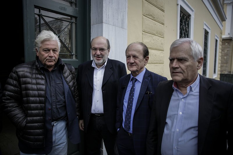 Βουλευτές και στελέχη των ΑΝΕΛ και του ΣΥΡΙΖΑ στο πλευρό του Θύμιου Λυμπερόπουλου
