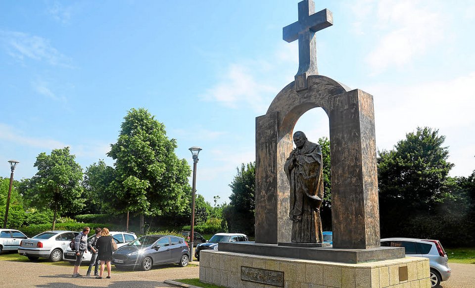 Διαχωρισμός Εκκλησίας-Κράτους: Στη Γαλλία «κόβουν» τον σταυρό από άγαλμα του Πάπα [εικόνες] | iefimerida.gr 1