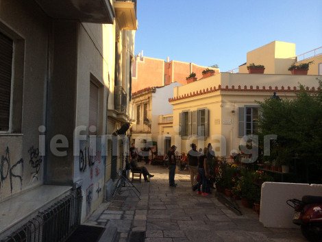 Δείτε φωτογραφίες από τα γυρίσματα της νέας ταινίας του Χριστόφορου Παπακαλιάτη στην Πλάκα [εικόνες] | iefimerida.gr 0