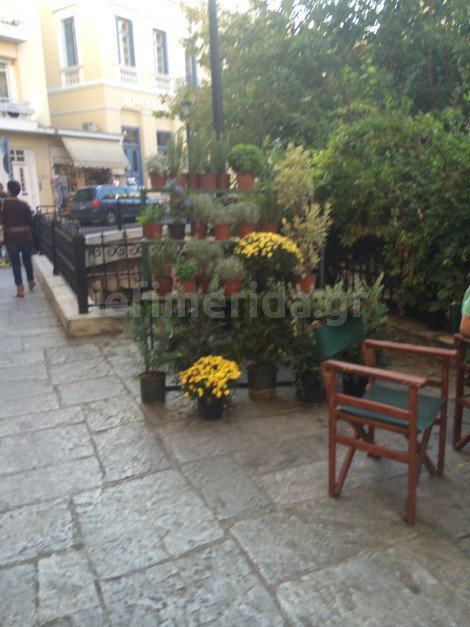 Δείτε φωτογραφίες από τα γυρίσματα της νέας ταινίας του Χριστόφορου Παπακαλιάτη στην Πλάκα [εικόνες] | iefimerida.gr 1