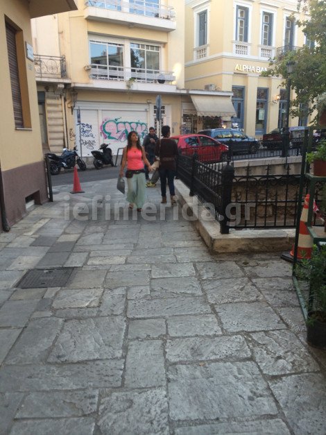 Δείτε φωτογραφίες από τα γυρίσματα της νέας ταινίας του Χριστόφορου Παπακαλιάτη στην Πλάκα [εικόνες] | iefimerida.gr 2