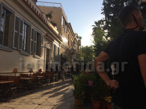 Δείτε φωτογραφίες από τα γυρίσματα της νέας ταινίας του Χριστόφορου Παπακαλιάτη στην Πλάκα [εικόνες] | iefimerida.gr 3