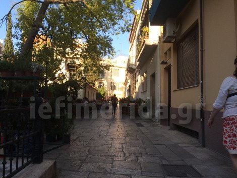 Δείτε φωτογραφίες από τα γυρίσματα της νέας ταινίας του Χριστόφορου Παπακαλιάτη στην Πλάκα [εικόνες] | iefimerida.gr 4