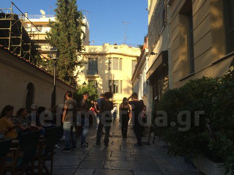 Δείτε φωτογραφίες από τα γυρίσματα της νέας ταινίας του Χριστόφορου Παπακαλιάτη στην Πλάκα [εικόνες] | iefimerida.gr 5