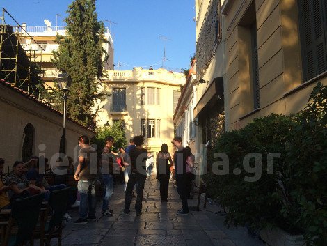 Δείτε φωτογραφίες από τα γυρίσματα της νέας ταινίας του Χριστόφορου Παπακαλιάτη στην Πλάκα [εικόνες] | iefimerida.gr 6