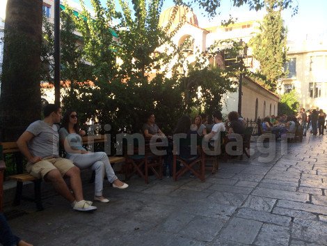 Δείτε φωτογραφίες από τα γυρίσματα της νέας ταινίας του Χριστόφορου Παπακαλιάτη στην Πλάκα [εικόνες] | iefimerida.gr 7