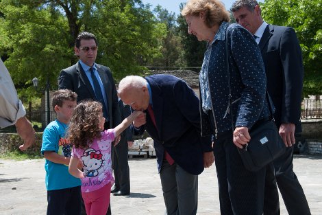 Η υπόκλιση και το χειροφίλημα του Κάρολου Παπούλια σε... νεαρή -Το πιο γλυκό στιγμιότυπο των σημερινών εκλογών [εικόνες] | iefimerida.gr 0