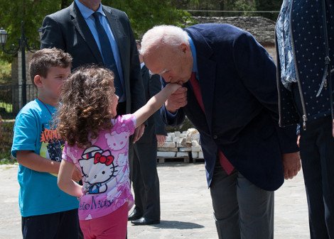 Η υπόκλιση και το χειροφίλημα του Κάρολου Παπούλια σε... νεαρή -Το πιο γλυκό στιγμιότυπο των σημερινών εκλογών [εικόνες] | iefimerida.gr 1