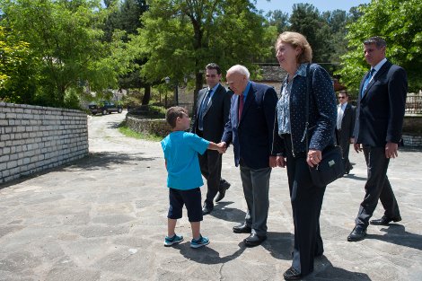 Η υπόκλιση και το χειροφίλημα του Κάρολου Παπούλια σε... νεαρή -Το πιο γλυκό στιγμιότυπο των σημερινών εκλογών [εικόνες] | iefimerida.gr 2