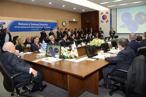 Στις εγκαταστάσεις της Samsung Electronics ο Κάρολος Παπούλιας -Ενημερώθηκε για το επενδυτικό ενδιαφέρον των Νοτιοκορεατών [εικόνες] | iefimerida.gr 0