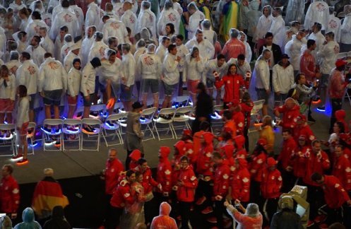 Εκλεψαν την παράσταση οι Βρετανοί - Εμφανίστηκαν με παπούτσια που έλαμπαν στο σκοτάδι [εικόνες] | iefimerida.gr 0