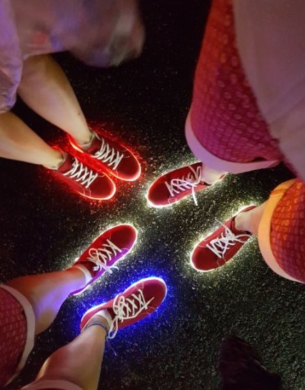 Εκλεψαν την παράσταση οι Βρετανοί - Εμφανίστηκαν με παπούτσια που έλαμπαν στο σκοτάδι [εικόνες] | iefimerida.gr 1