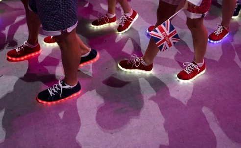 Εκλεψαν την παράσταση οι Βρετανοί - Εμφανίστηκαν με παπούτσια που έλαμπαν στο σκοτάδι [εικόνες] | iefimerida.gr 2