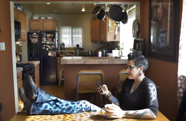 Μια ροκαμπίλι ιερέας, πρώην ναρκομανής και αλκοολική κηρύττει το Ευαγγέλιο με στενά t-shirt, τζιν και τατουάζ [εικόνες] | iefimerida.gr 0