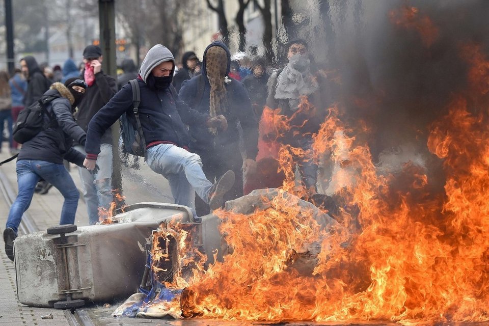 Βίαια επεισόδια και συλλήψεις στο Παρίσι -Φοιτητές διαμαρτύρονται για τα εργασιακά [εικόνες-βίντεο]  | iefimerida.gr 2