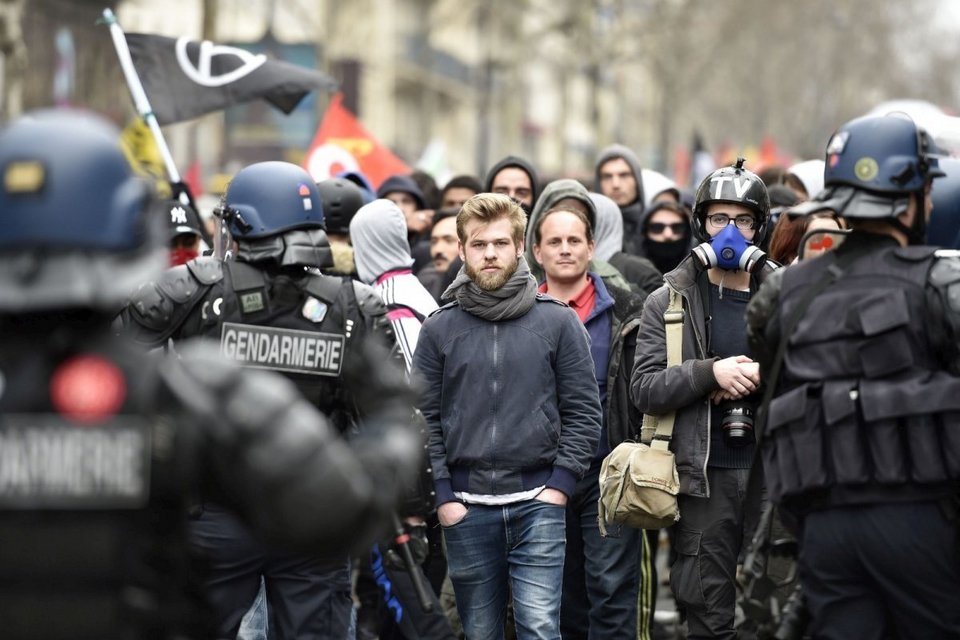 Βίαια επεισόδια και συλλήψεις στο Παρίσι -Φοιτητές διαμαρτύρονται για τα εργασιακά [εικόνες-βίντεο]  | iefimerida.gr 3