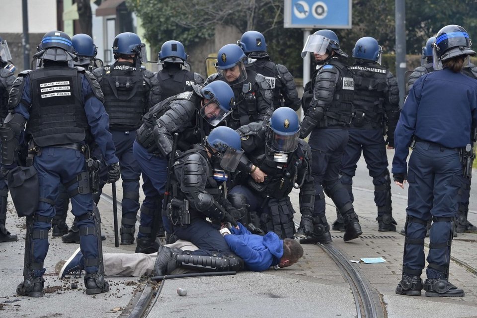 Βίαια επεισόδια και συλλήψεις στο Παρίσι -Φοιτητές διαμαρτύρονται για τα εργασιακά [εικόνες-βίντεο]  | iefimerida.gr 0