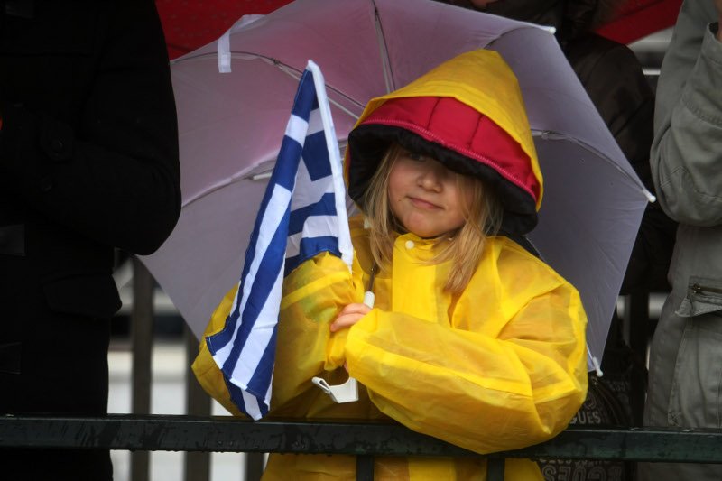 Οι νιτσεράδες και τα αδιάβροχα που έκλεψαν την παράσταση στην παρέλαση [εικόνες]    | iefimerida.gr 0