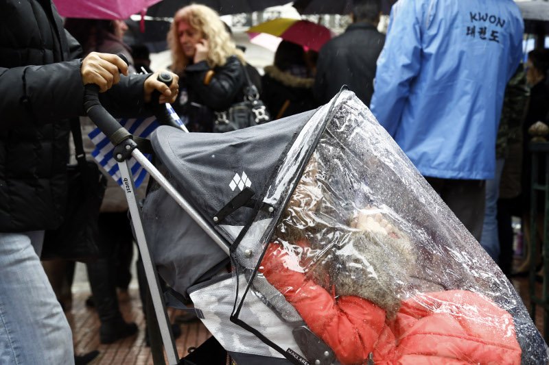 Οι νιτσεράδες και τα αδιάβροχα που έκλεψαν την παράσταση στην παρέλαση [εικόνες]    | iefimerida.gr 6