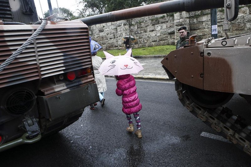 Οι νιτσεράδες και τα αδιάβροχα που έκλεψαν την παράσταση στην παρέλαση [εικόνες]    | iefimerida.gr 2