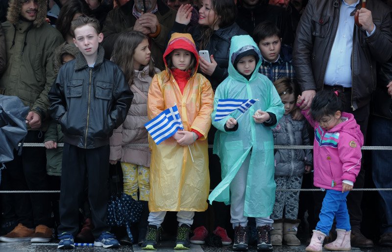 Οι νιτσεράδες και τα αδιάβροχα που έκλεψαν την παράσταση στην παρέλαση [εικόνες]    | iefimerida.gr 1