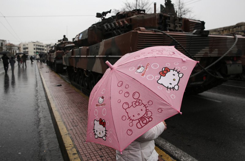 Οι νιτσεράδες και τα αδιάβροχα που έκλεψαν την παράσταση στην παρέλαση [εικόνες]    | iefimerida.gr 3