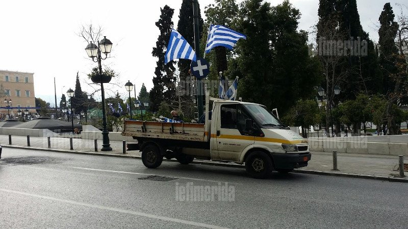 Ολα έτοιμα για τη μεγάλη μαθητική παρέλαση -Το σχοινί που αντικατέστησε τα κιγκλιδώματα [εικόνες] | iefimerida.gr 9