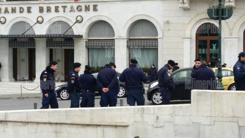 Ολα έτοιμα για τη μεγάλη μαθητική παρέλαση -Το σχοινί που αντικατέστησε τα κιγκλιδώματα [εικόνες] | iefimerida.gr 10