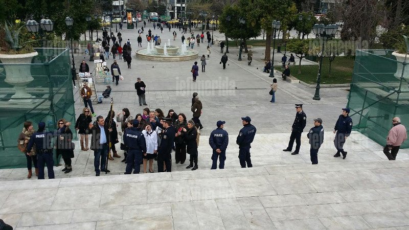 Ολα έτοιμα για τη μεγάλη μαθητική παρέλαση -Το σχοινί που αντικατέστησε τα κιγκλιδώματα [εικόνες] | iefimerida.gr 11