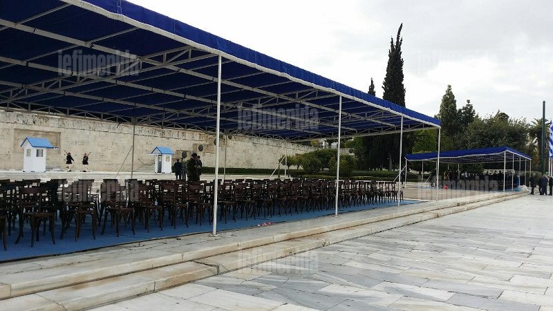 Ολα έτοιμα για τη μεγάλη μαθητική παρέλαση -Το σχοινί που αντικατέστησε τα κιγκλιδώματα [εικόνες] | iefimerida.gr 0