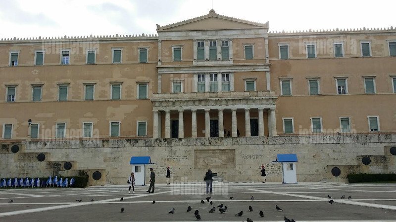 Ολα έτοιμα για τη μεγάλη μαθητική παρέλαση -Το σχοινί που αντικατέστησε τα κιγκλιδώματα [εικόνες] | iefimerida.gr 1