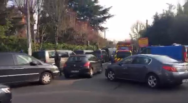 Συναγερμός στο Παρίσι -Αντρας απειλεί να ανατιναχθεί κοντά σε σχολείο | iefimerida.gr 2