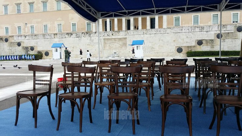 Ολα έτοιμα για τη μεγάλη μαθητική παρέλαση -Το σχοινί που αντικατέστησε τα κιγκλιδώματα [εικόνες] | iefimerida.gr 2