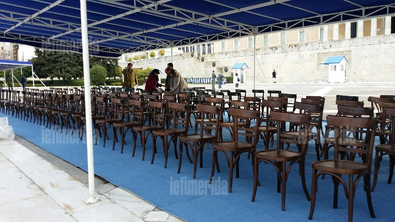 Ολα έτοιμα για τη μεγάλη μαθητική παρέλαση -Το σχοινί που αντικατέστησε τα κιγκλιδώματα [εικόνες] | iefimerida.gr 3