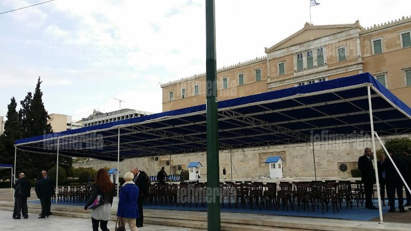 Ολα έτοιμα για τη μεγάλη μαθητική παρέλαση -Το σχοινί που αντικατέστησε τα κιγκλιδώματα [εικόνες] | iefimerida.gr 4