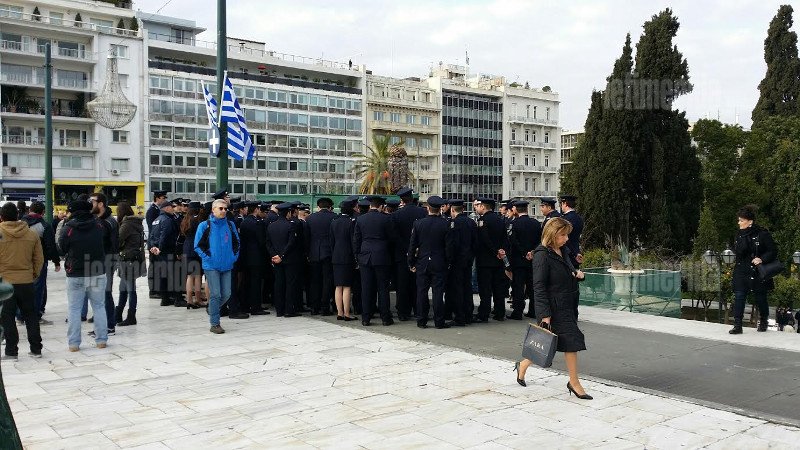 Ολα έτοιμα για τη μεγάλη μαθητική παρέλαση -Το σχοινί που αντικατέστησε τα κιγκλιδώματα [εικόνες] | iefimerida.gr 5