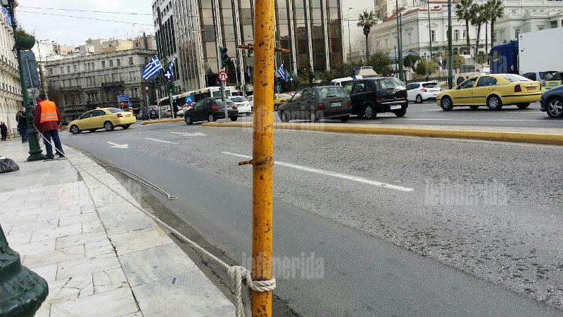 Ολα έτοιμα για τη μεγάλη μαθητική παρέλαση -Το σχοινί που αντικατέστησε τα κιγκλιδώματα [εικόνες] | iefimerida.gr 6