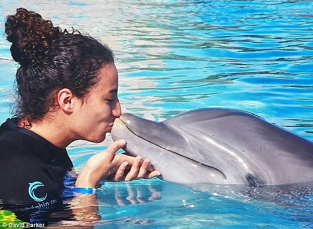 Η 20χρονη σερβιτόρα που έγινε η ηρωίδα των Παρισιού -Δούλευε σε εστιατόριο που επιτέθηκαν τζιχαντιστές [εικόνες & βίντεο] | iefimerida.gr 3