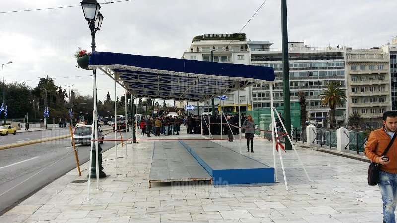 Ολα έτοιμα για τη μεγάλη μαθητική παρέλαση -Το σχοινί που αντικατέστησε τα κιγκλιδώματα [εικόνες] | iefimerida.gr 7