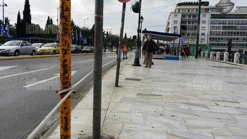 Ολα έτοιμα για τη μεγάλη μαθητική παρέλαση -Το σχοινί που αντικατέστησε τα κιγκλιδώματα [εικόνες] | iefimerida.gr 8